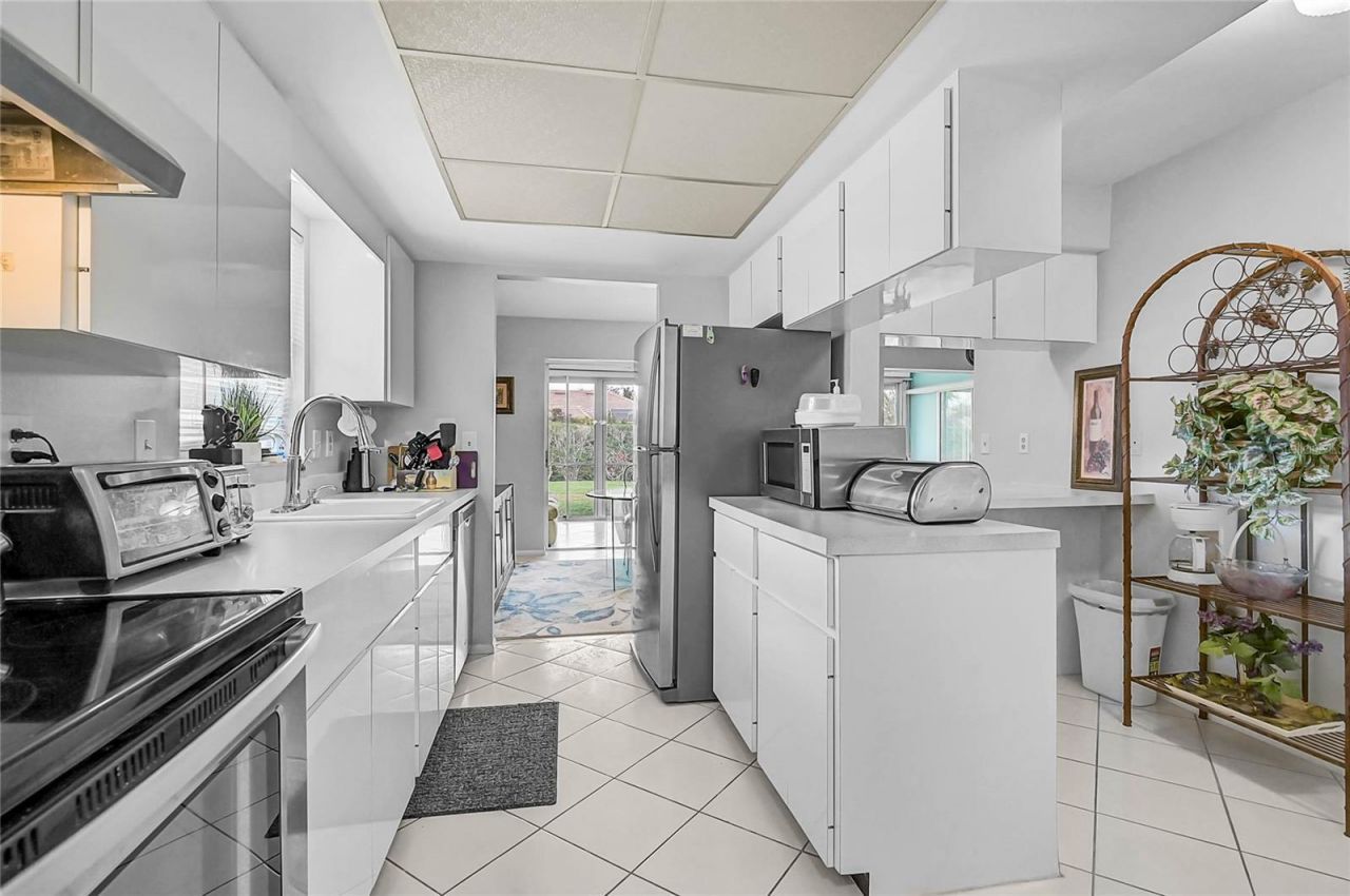 7128 W Country Club Drive N, Sarasota, FL 34243 Photo