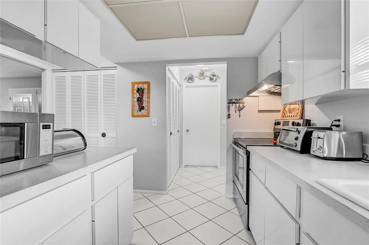 7128 W Country Club Drive N, Sarasota, FL 34243 Photo