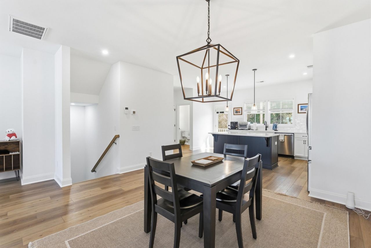 639 N Laurel Street Photo 10