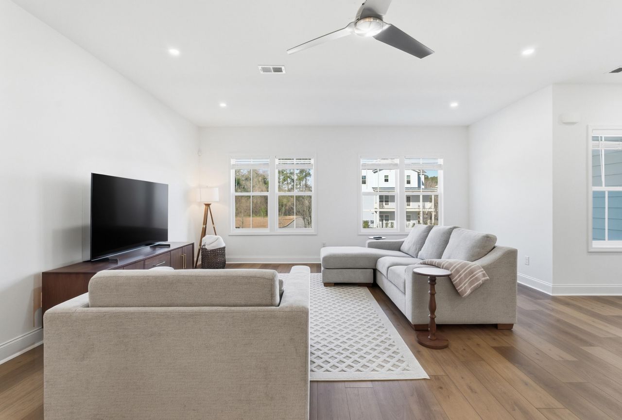 639 N Laurel Street Photo 11