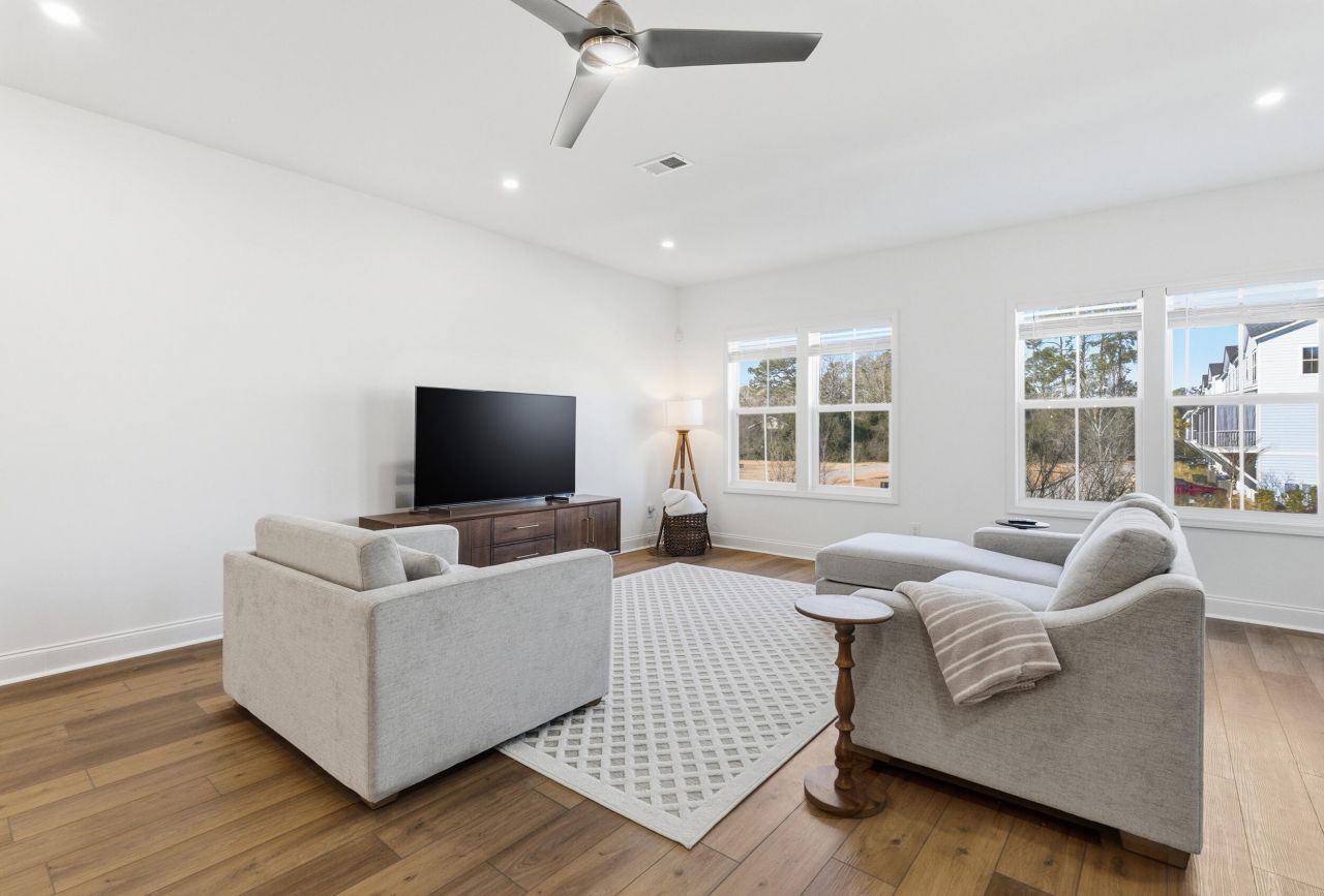 639 N Laurel Street Photo 12