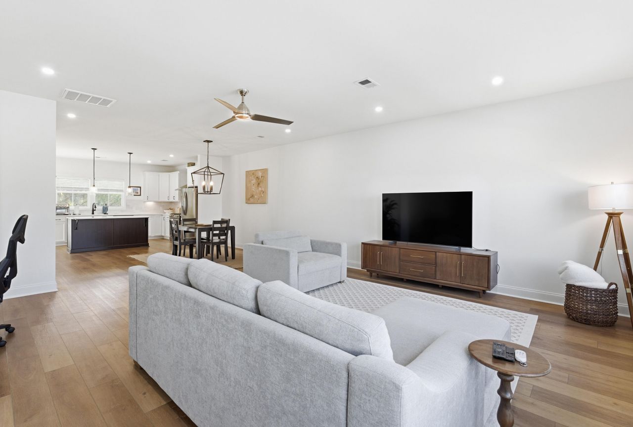 639 N Laurel Street Photo 13