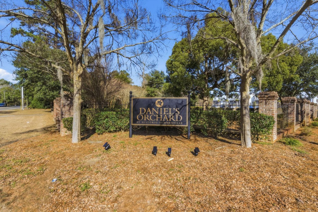 639 N Laurel Street Photo 33