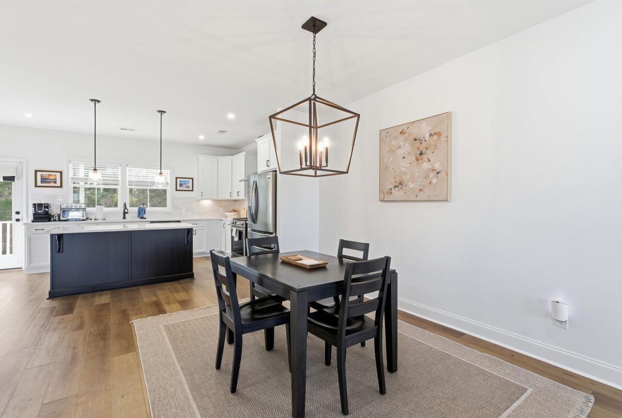 639 N Laurel Street Photo 8