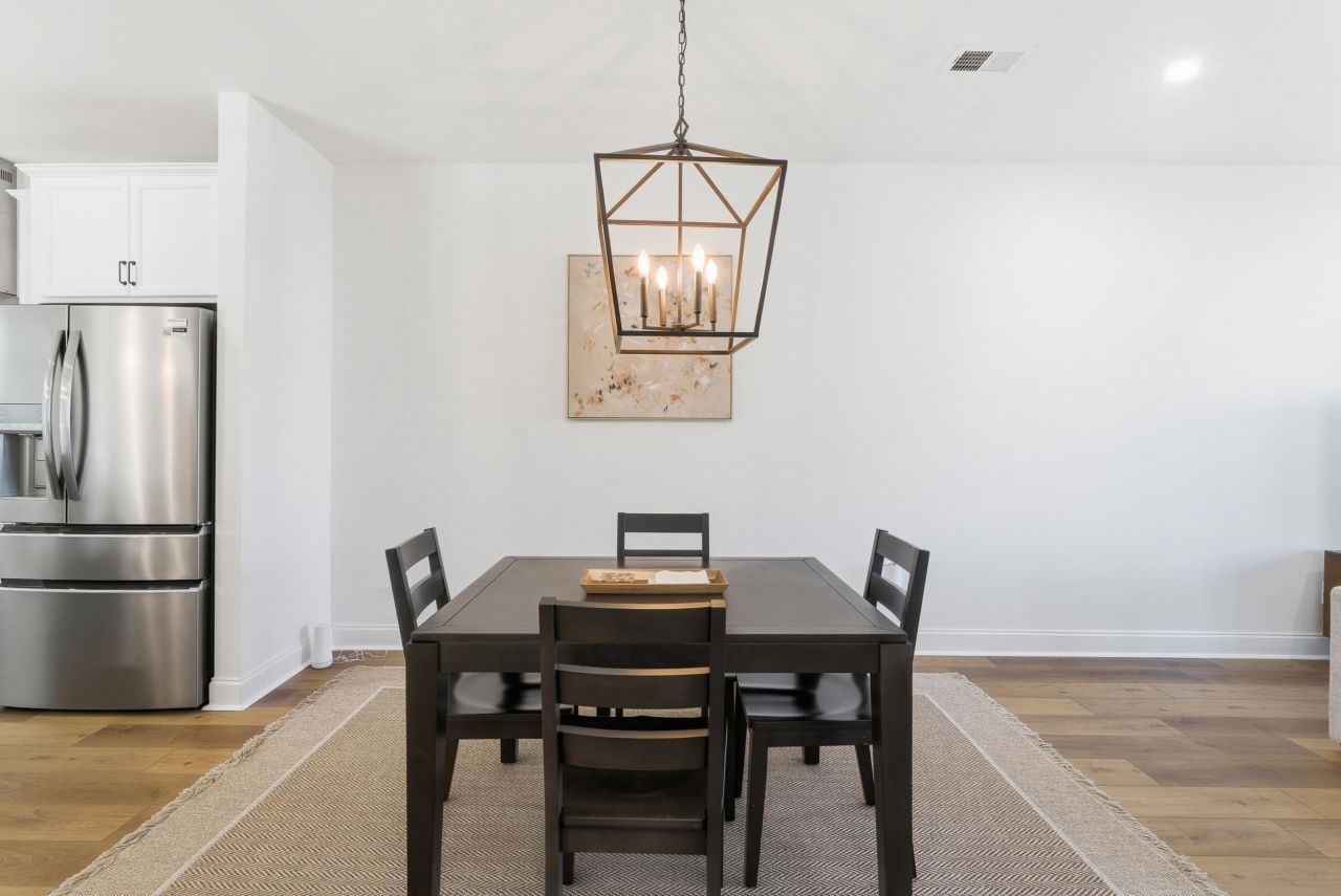 639 N Laurel Street Photo 9