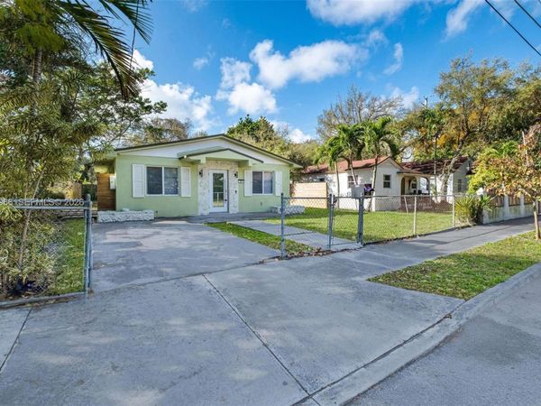276 NW 40th St , Miami, FL 33127