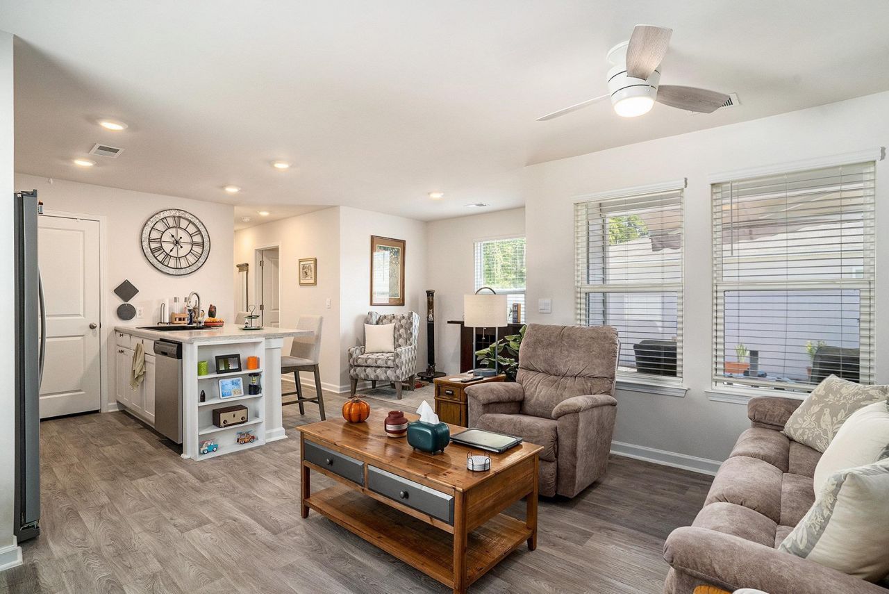 488 Samara Dr. Photo 4