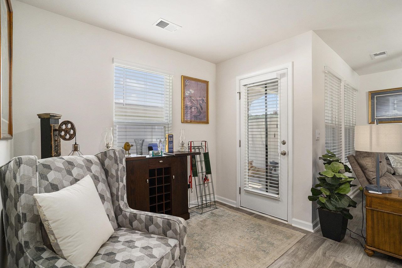 488 Samara Dr. Photo 6