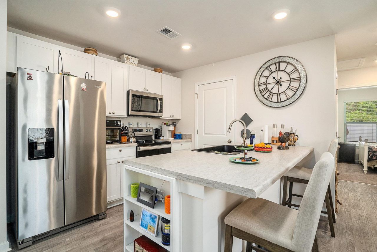 488 Samara Dr. Photo 7