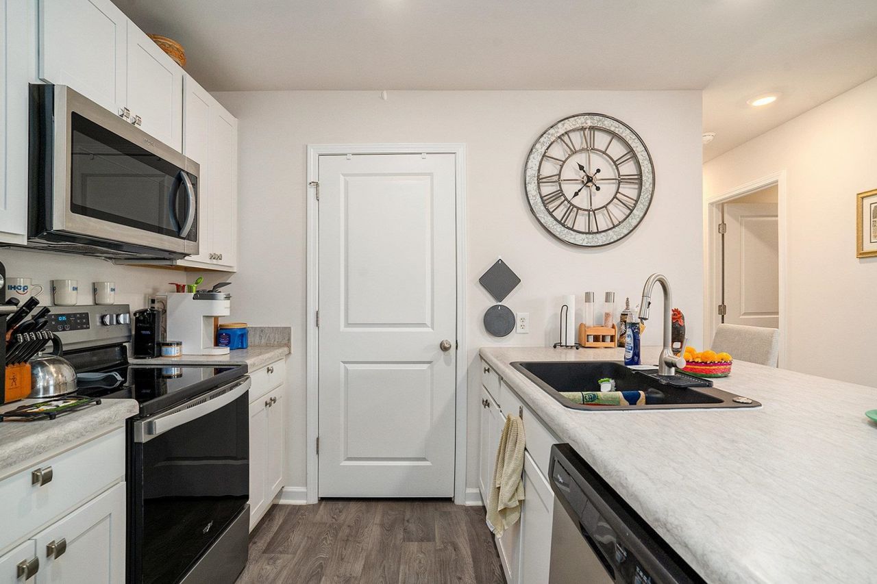 488 Samara Dr. Photo 8