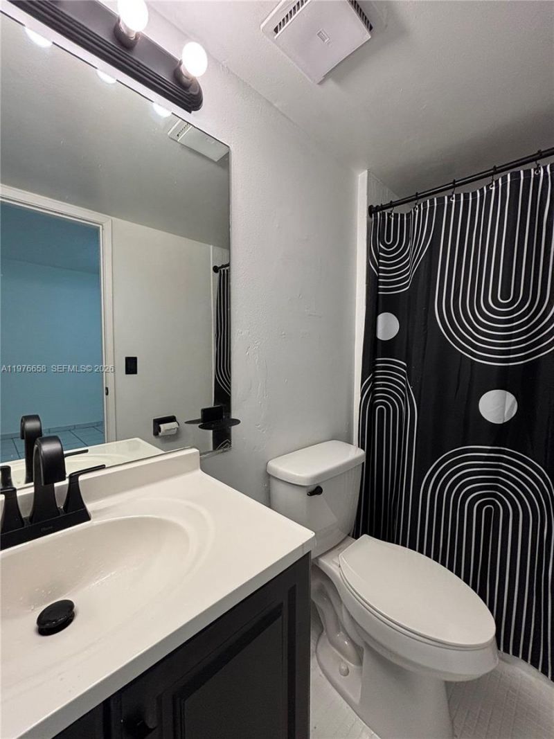 13701 Kendale Lakes Cir , Unit B-403, Miami, FL 33183 Photo