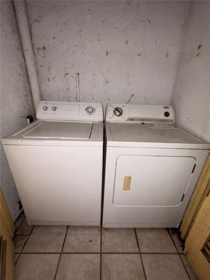 13701 Kendale Lakes Cir , Unit B-403, Miami, FL 33183 Photo