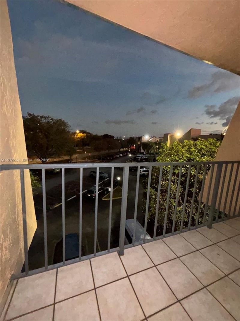 13701 Kendale Lakes Cir , Unit B-403, Miami, FL 33183 Photo