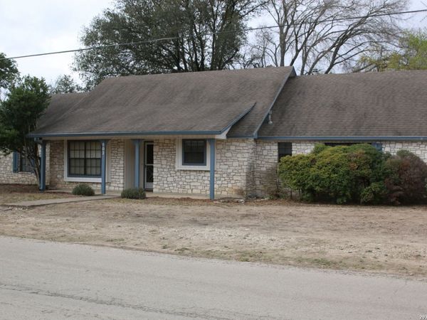 802 Athens, Castroville, TX 78009