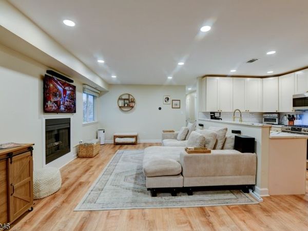 102 Woods Edge Dr, Unit 102, Roxbury, NJ 07876