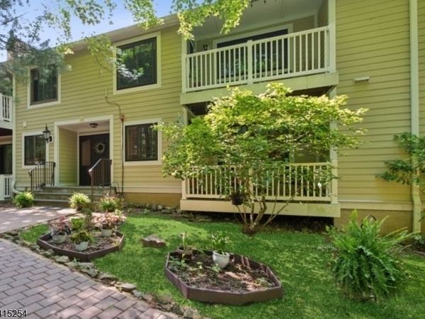 18 Foxwood Dr, Morris Plains, NJ 07950