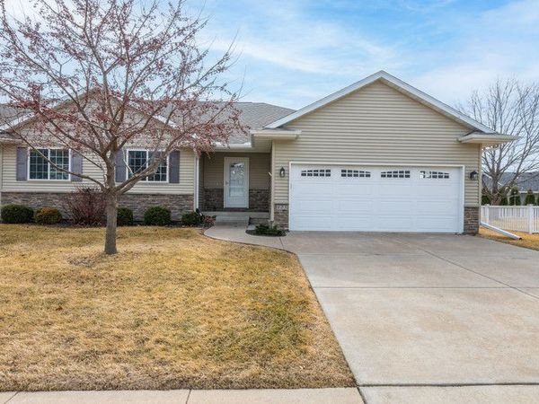 125 W Pinehurst Drive, Unit 125, Eldridge, IA 52748