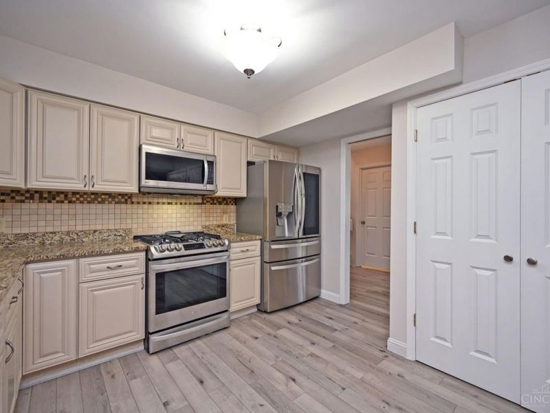 39 Rolling Hills Court, Wyoming, OH 45215 Photo 13