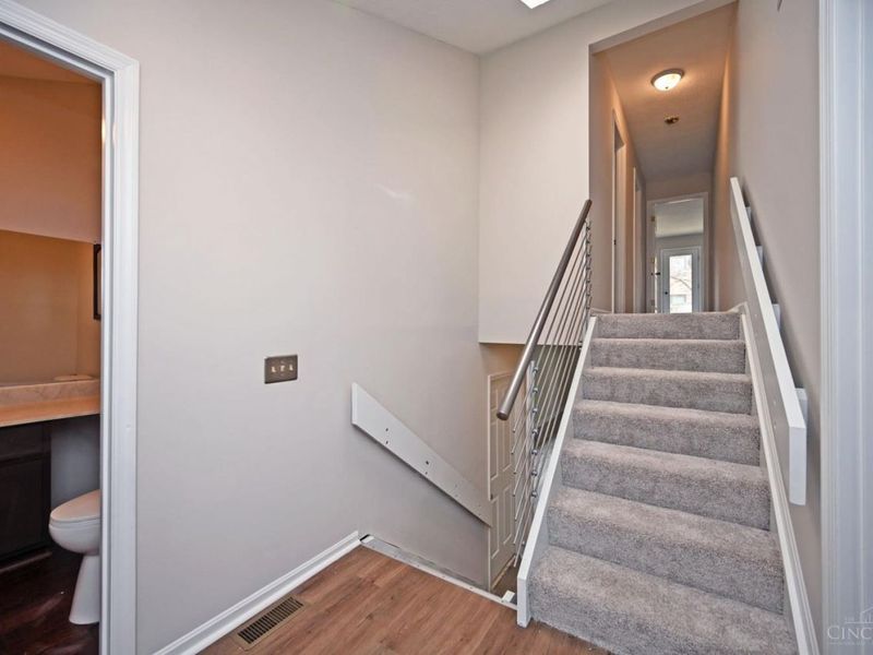 39 Rolling Hills Court, Wyoming, OH 45215 Photo 4