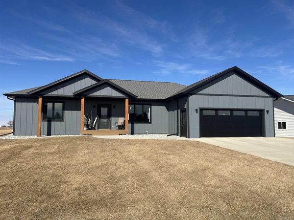 936 14th Street Circle NE, Sioux Center, IA 51250
