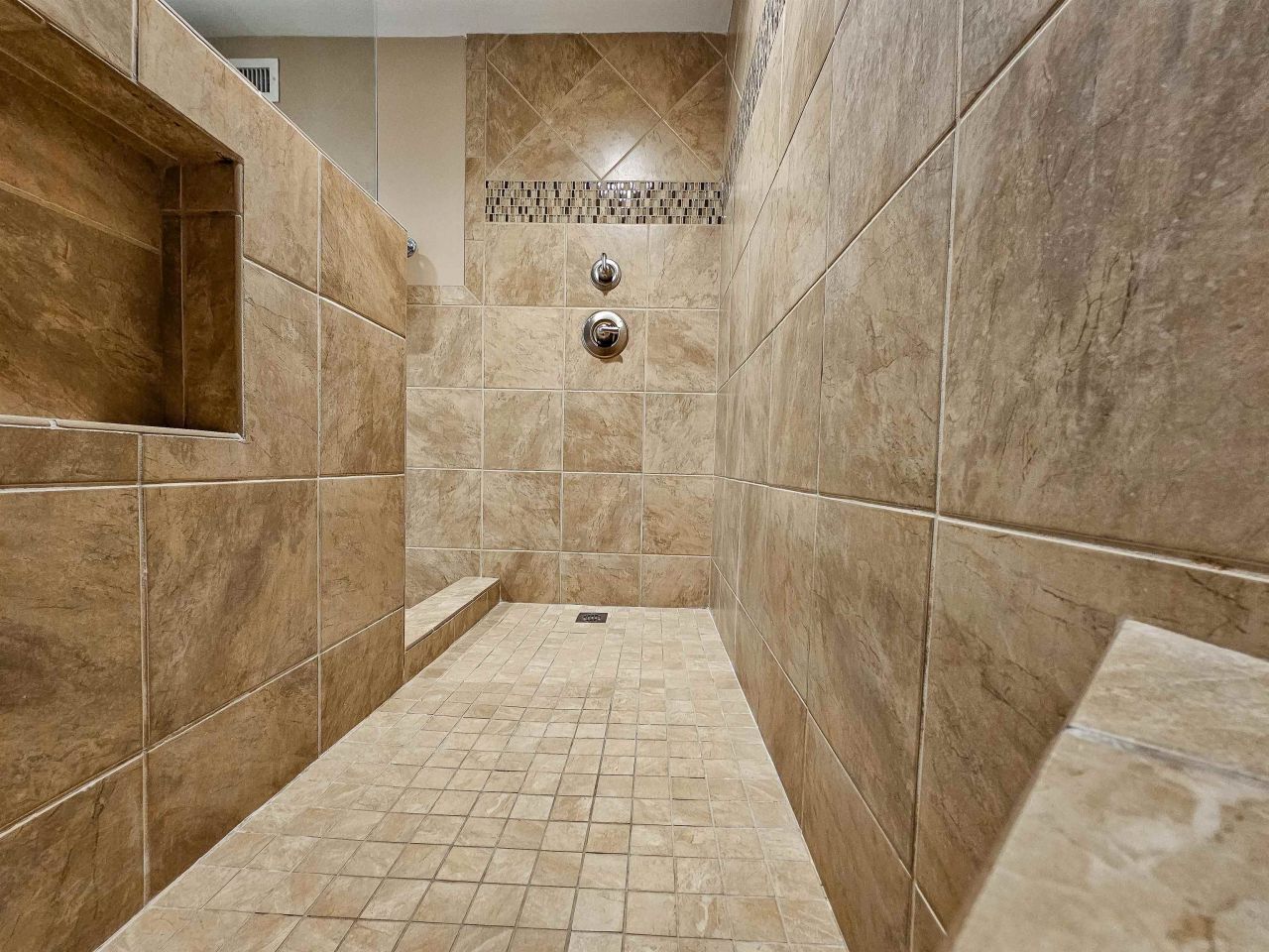 8560 Queensway Blvd.  Photo 27