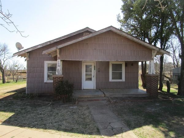 106 E Magnolia Avenue, Electra, TX 76360