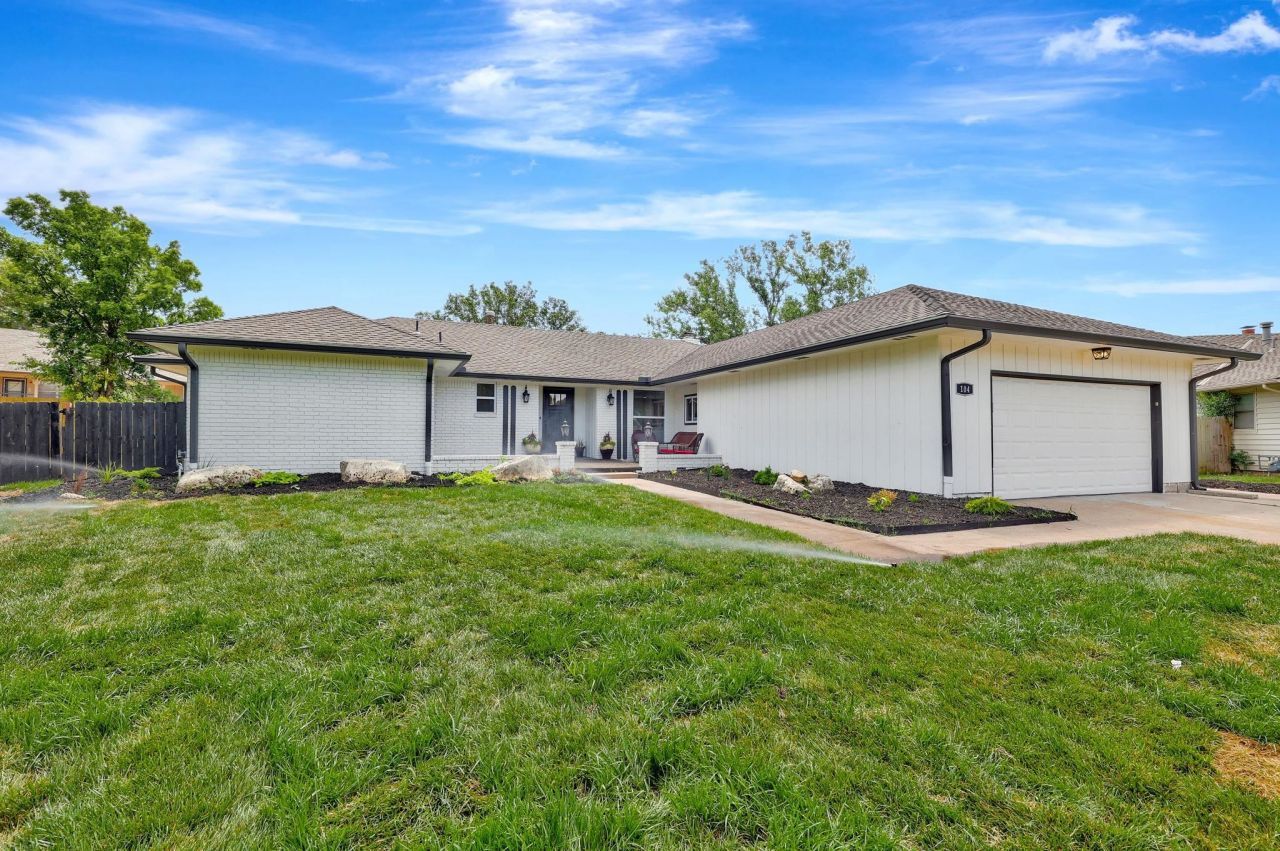 104 N Burr Oak Rd, Wichita, KS 67206 Main Photo