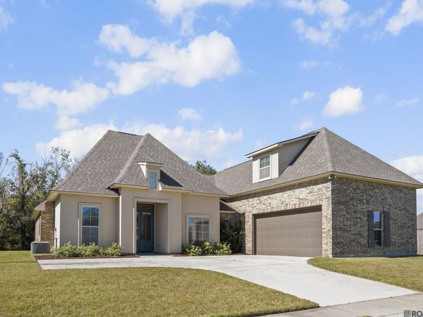7119 Lakecrest Dr, Zachary, LA 70791