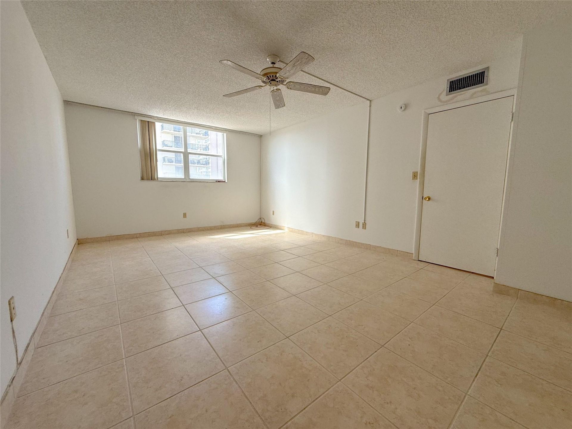 1401 S Ocean Drive, Unit 405, Hollywood, FL 33019 Photo