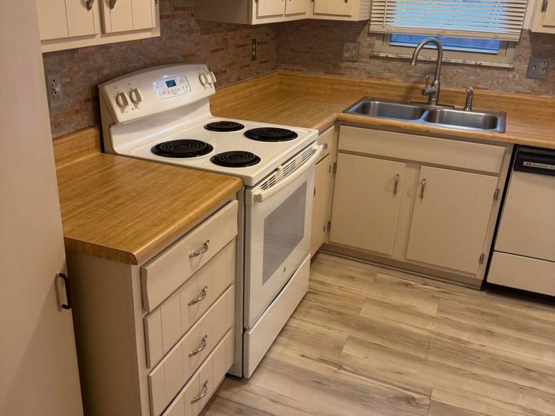 4852 Snowbird Circle, Unit 13B, Columbus, OH 43229 Photo 12