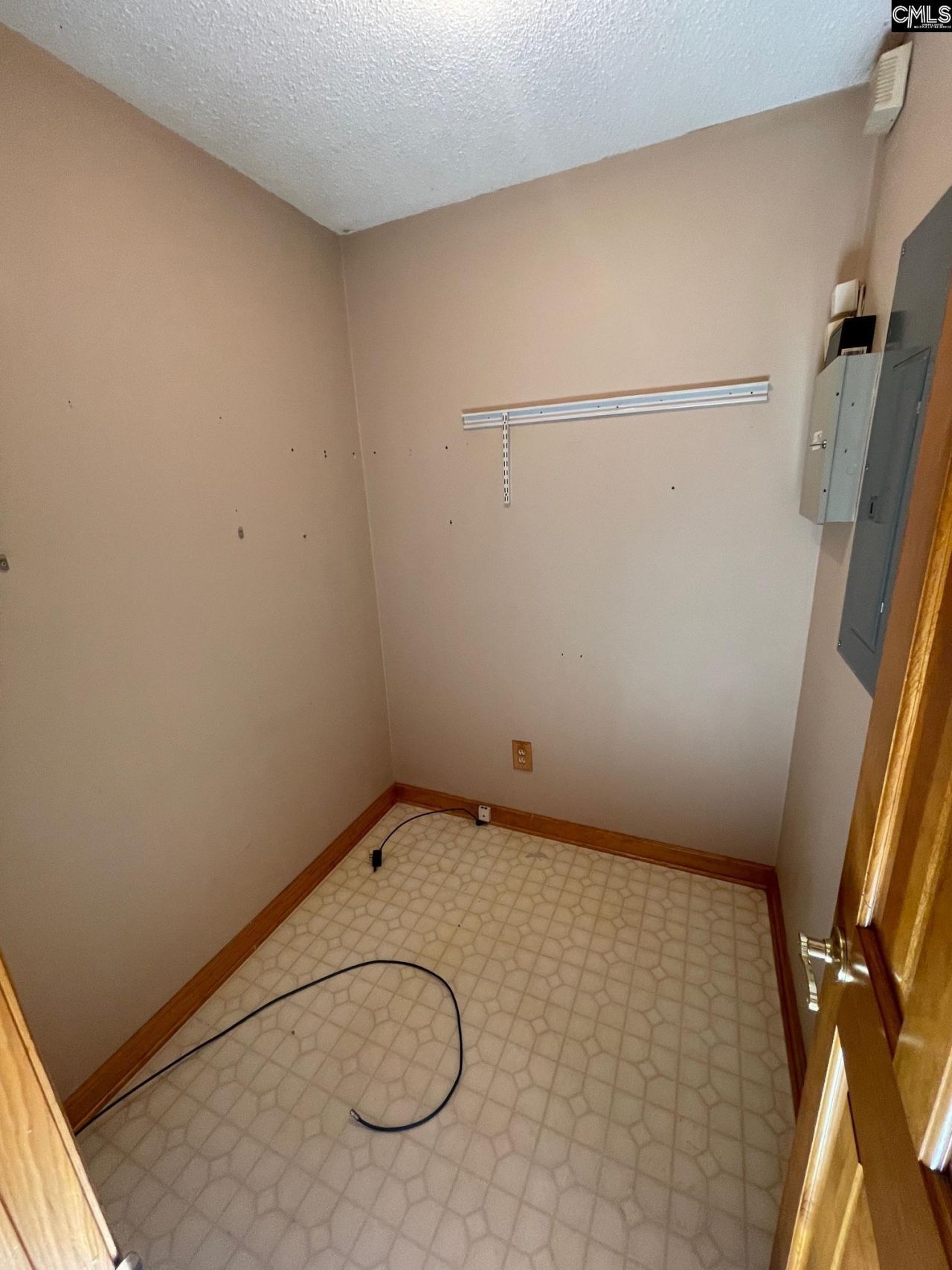 1281 Surrey Lane  Photo 17