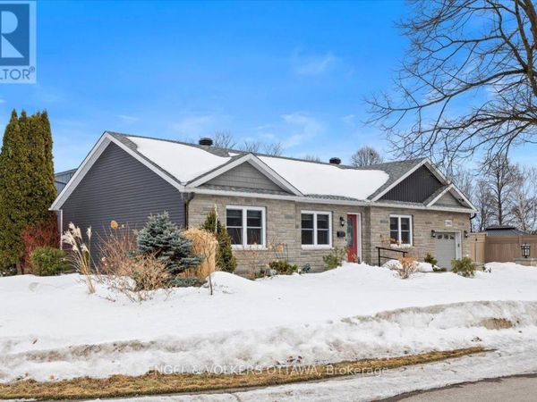 1005 Gold Crescent, Ottawa, ON K2B8C4