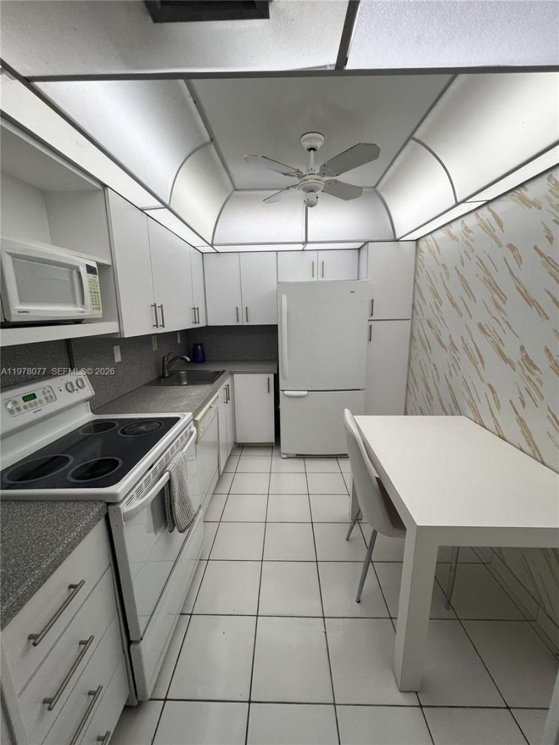 3701 N Country Club Dr , Unit 201, Aventura, FL 33180 Photo