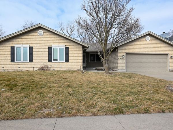 9627 Lincoln Avenue, Clive, IA 50325