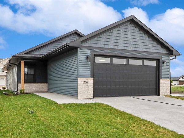 770 Clover Hill Dr, North Liberty, IA 52317