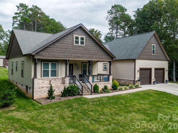 4850 Woodwinds Drive NE, Hickory, NC 28601