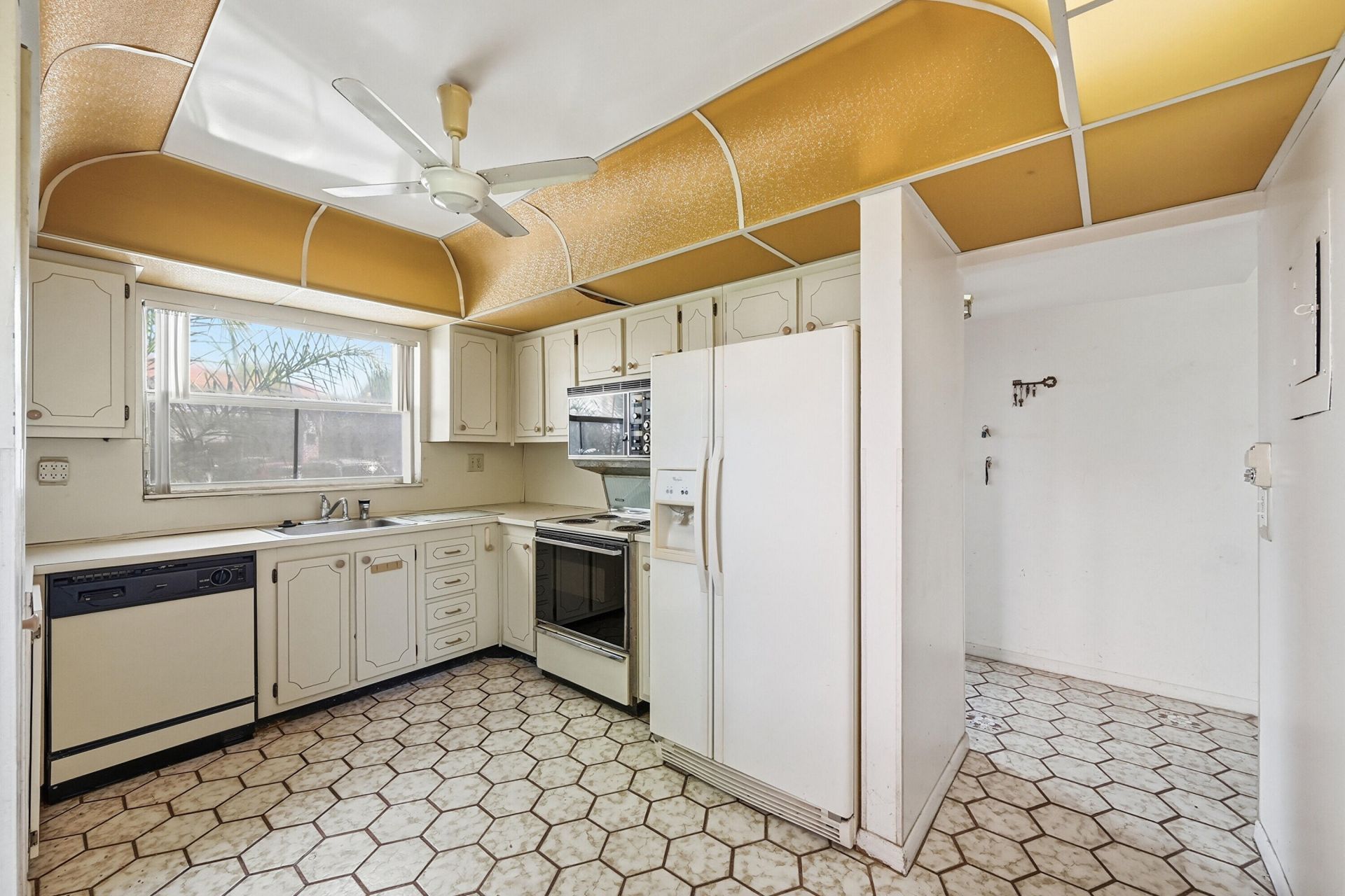 9541 Sunrise Lakes Boulevard, Unit 110, Sunrise, FL 33322 Photo