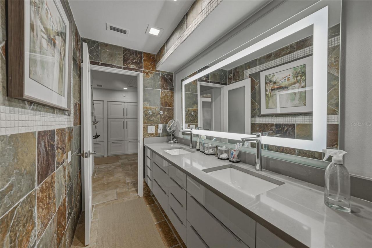 1200 45th Avenue N, Saint Petersburg, FL 33703 Photo