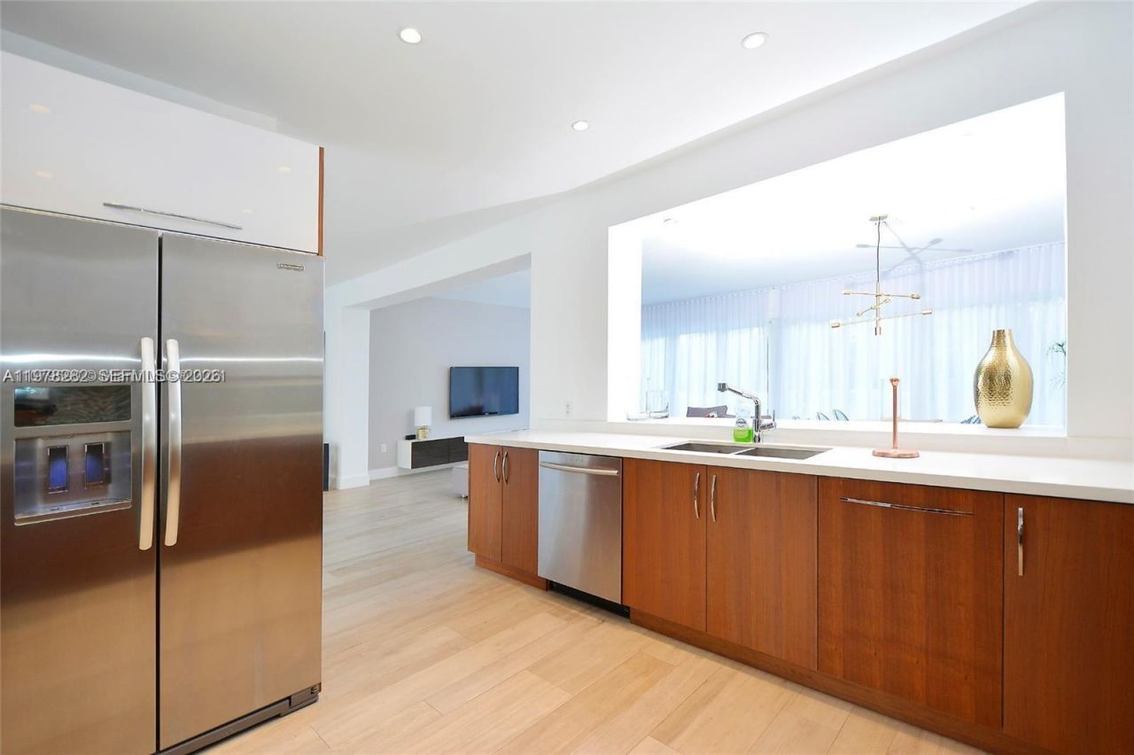 880 N Venetian Dr , Miami Beach, FL 33139 Photo