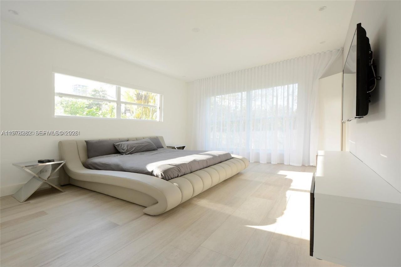 880 N Venetian Dr , Miami Beach, FL 33139 Photo