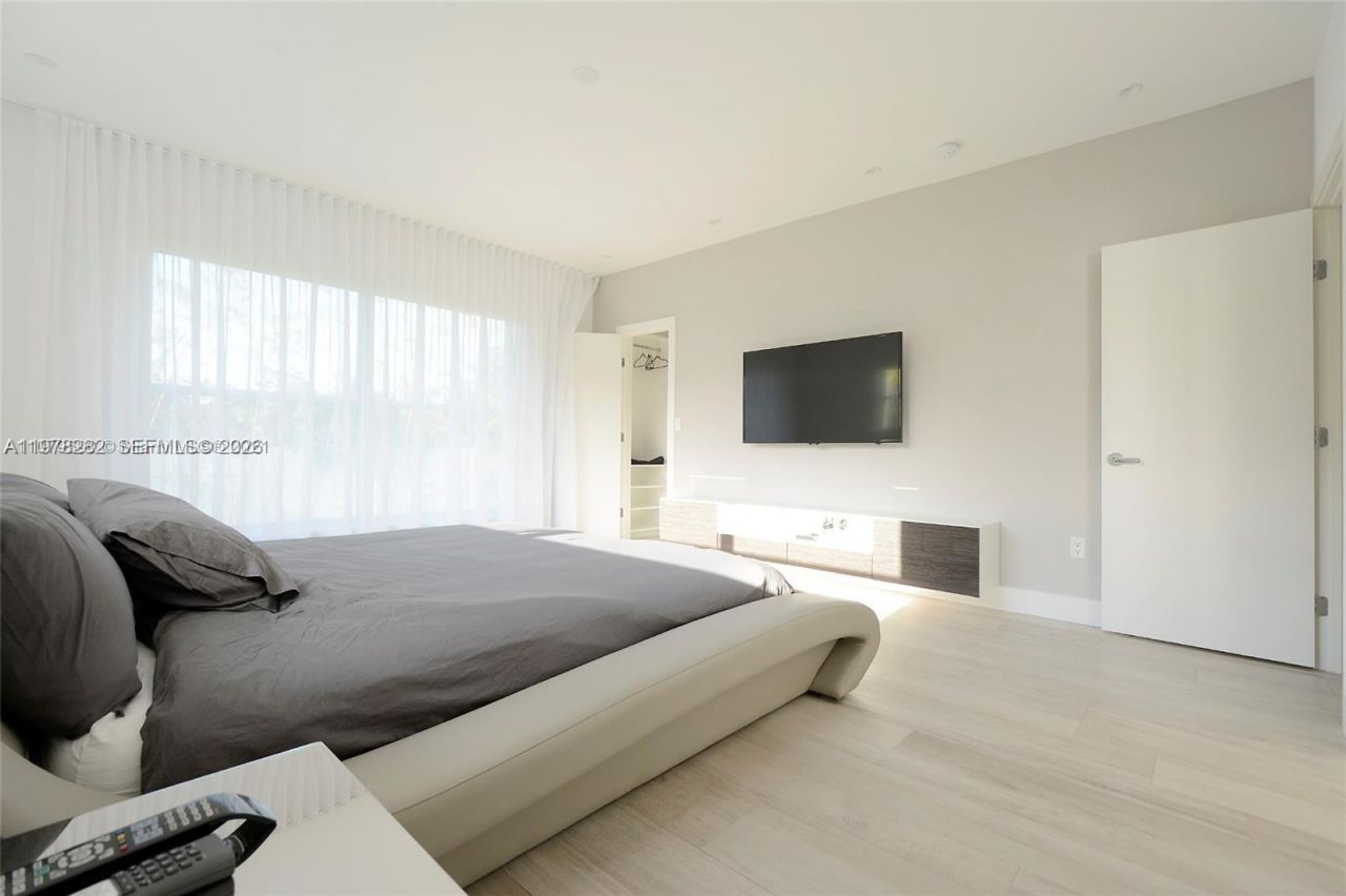 880 N Venetian Dr , Miami Beach, FL 33139 Photo