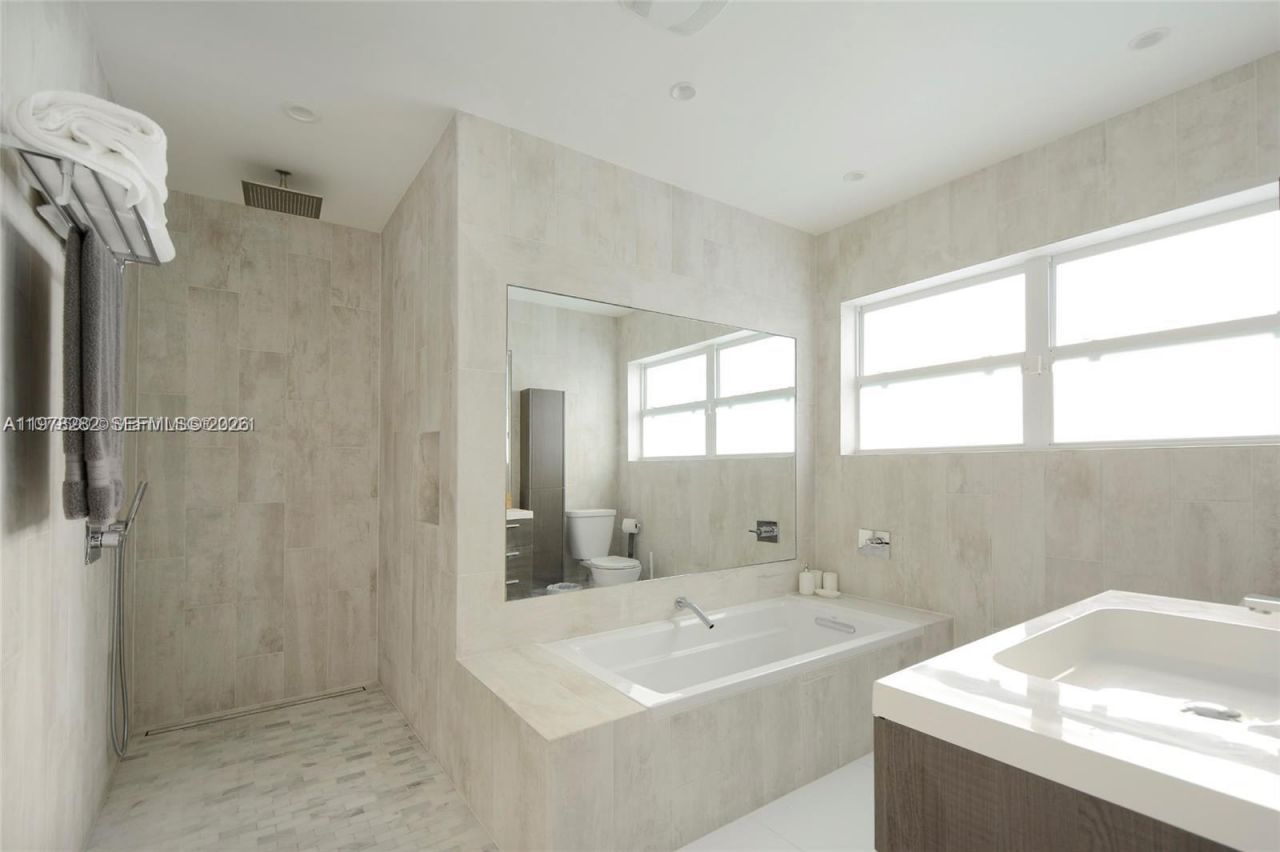 880 N Venetian Dr , Miami Beach, FL 33139 Photo