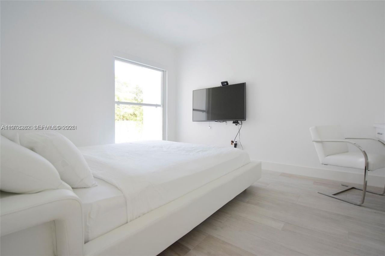 880 N Venetian Dr , Miami Beach, FL 33139 Photo