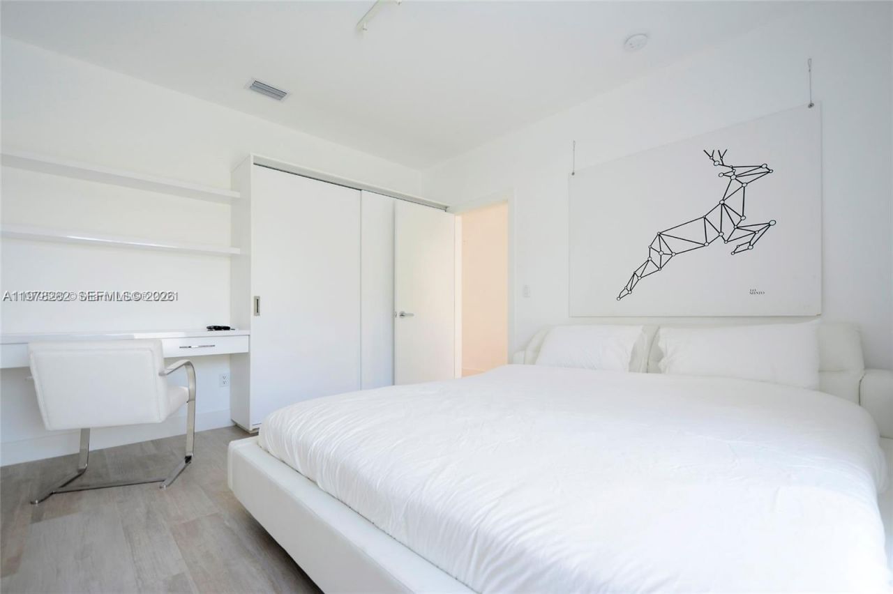 880 N Venetian Dr , Miami Beach, FL 33139 Photo