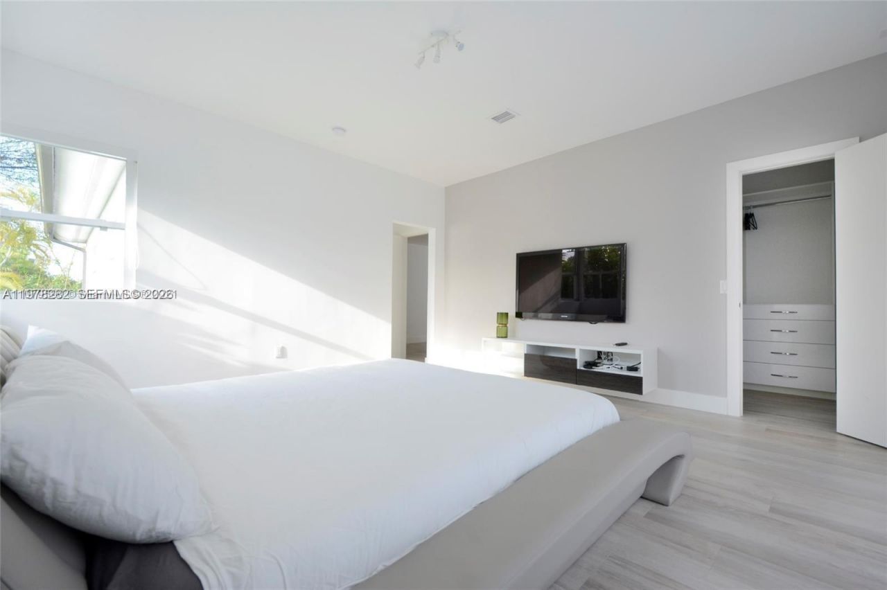 880 N Venetian Dr , Miami Beach, FL 33139 Photo