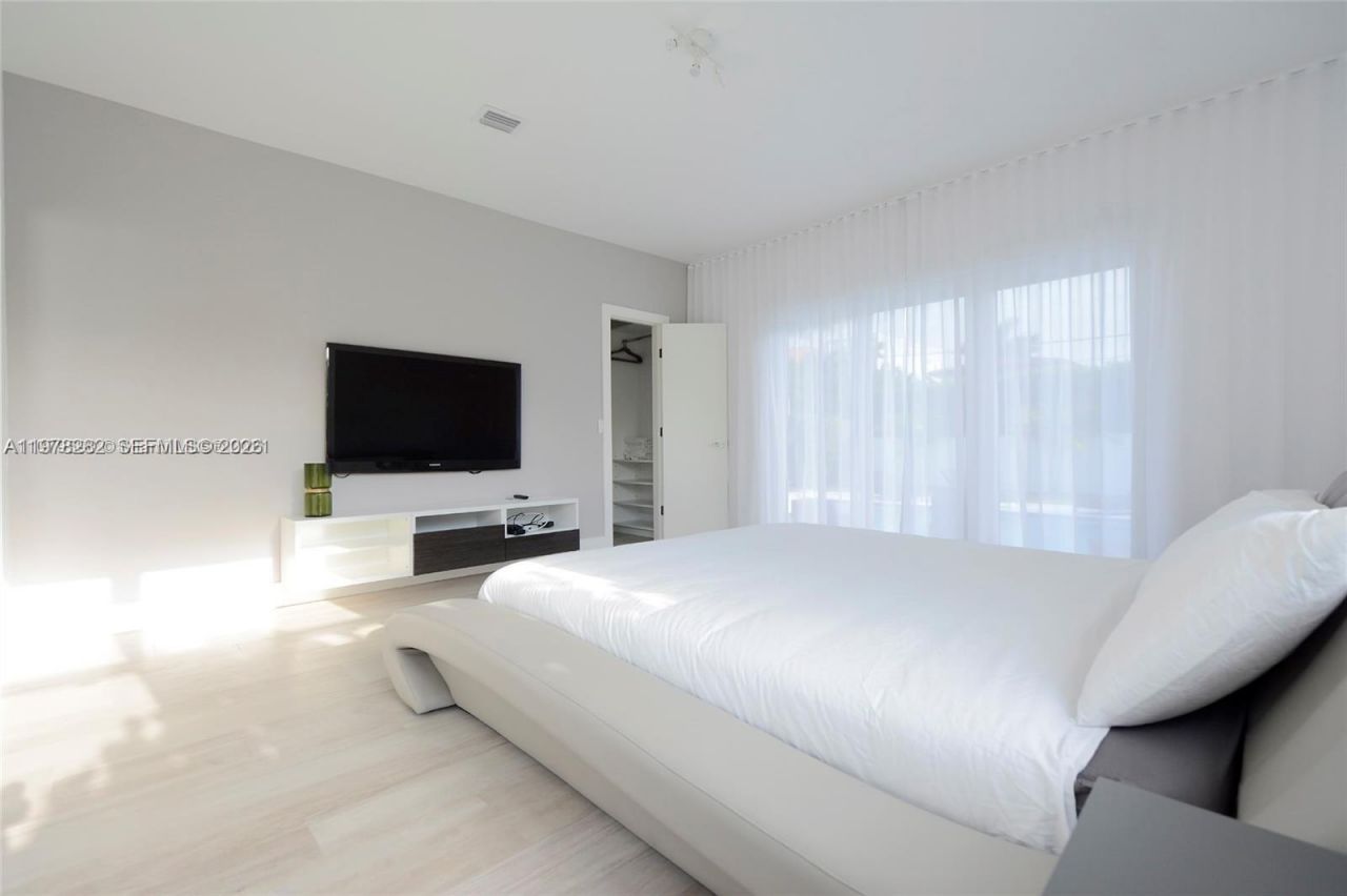 880 N Venetian Dr , Miami Beach, FL 33139 Photo