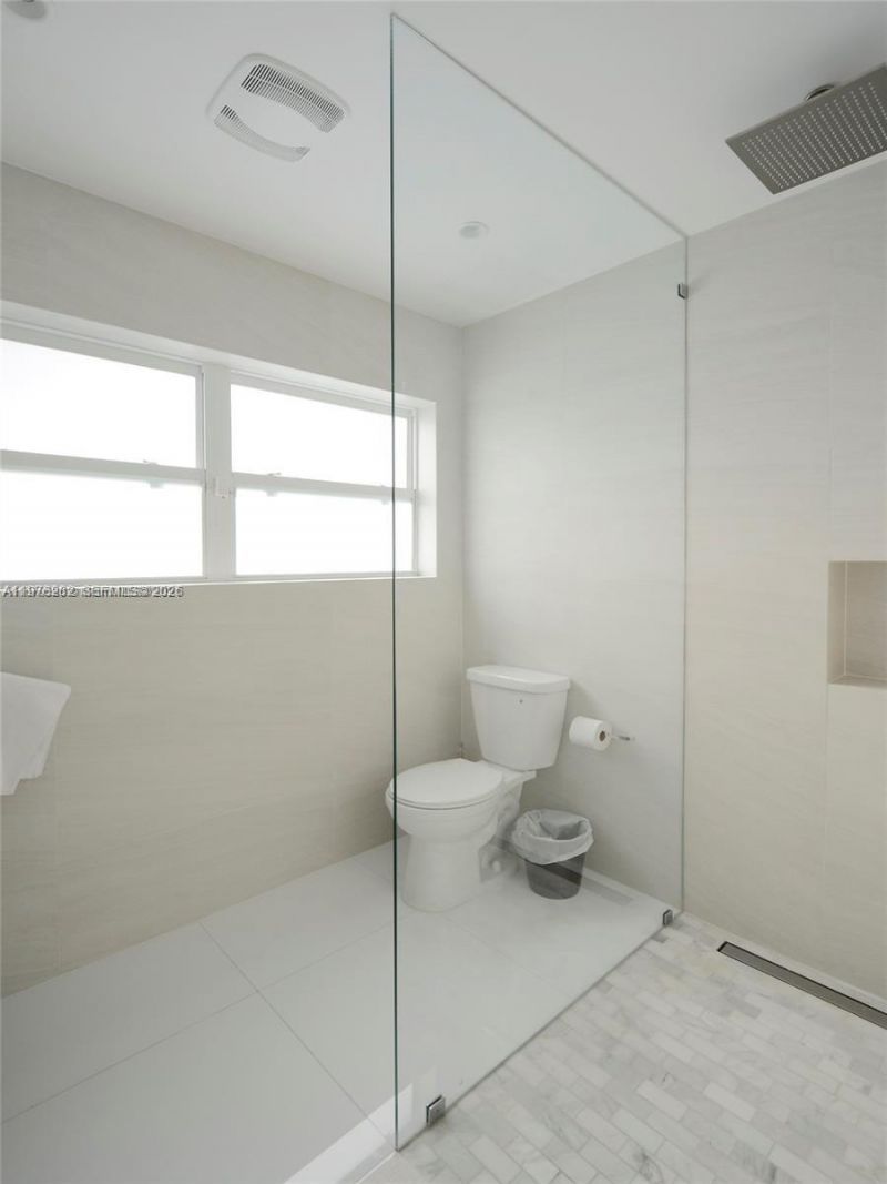 880 N Venetian Dr , Miami Beach, FL 33139 Photo