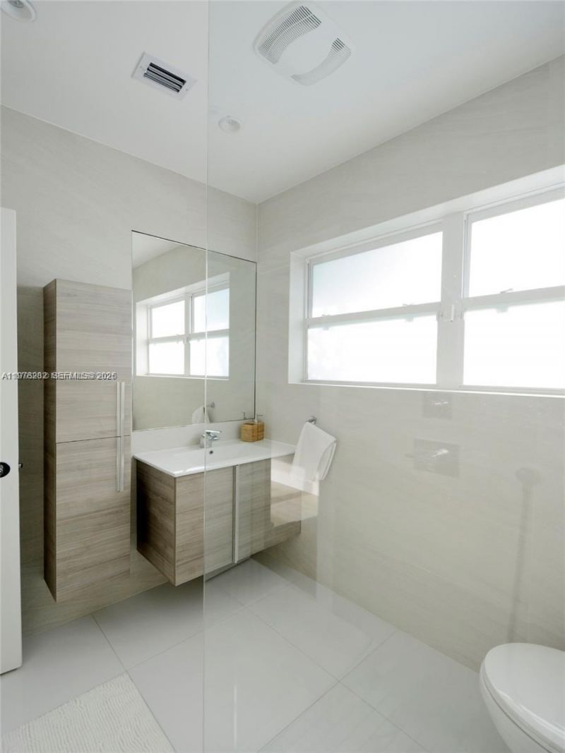 880 N Venetian Dr , Miami Beach, FL 33139 Photo