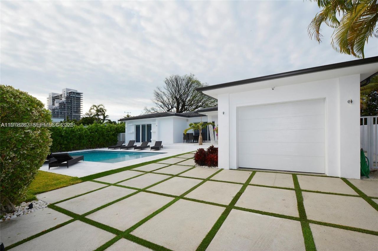 880 N Venetian Dr , Miami Beach, FL 33139 Photo