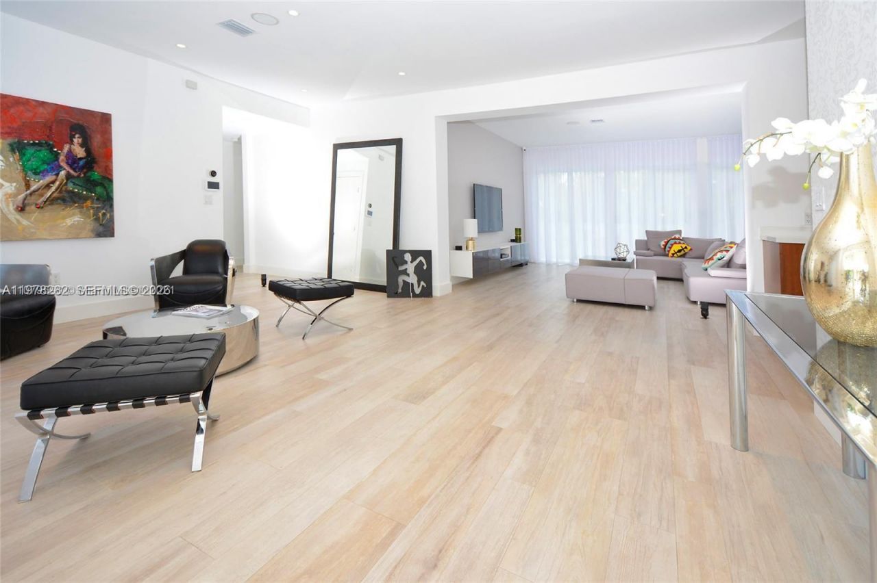 880 N Venetian Dr , Miami Beach, FL 33139 Photo